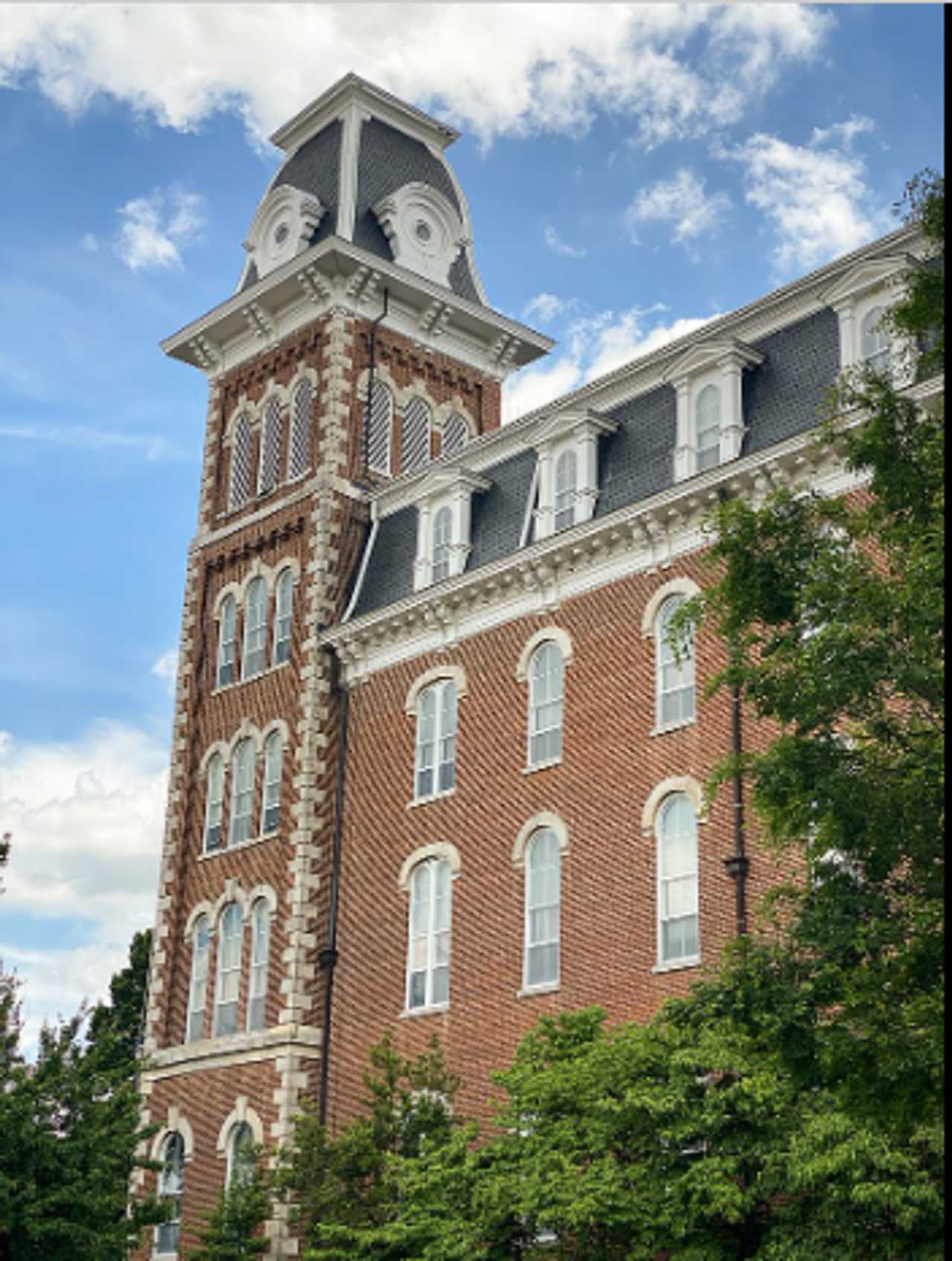 Campus On Alert As Active Shooter Reported At University Of Arkansas(02)