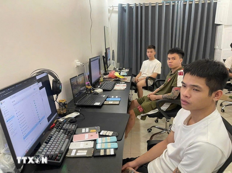 Các đối tượng và tang vật trong đường dây cho vay nặng lãi quy mô trên toàn quốc với số tiền 44 tỷ đồng bị lực lượng chức năng thành phố Đà Nẵng đã triệt phá thành công. (Ảnh: TTXVN phát)