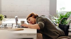 Waspada! 5 Penyebab Umum Kantuk Saat Bekerja, Termasuk Makanan Tidak Sehat