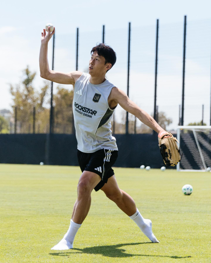 LAFC 훈련복 차림으로 연습 투구 중인 손흥민