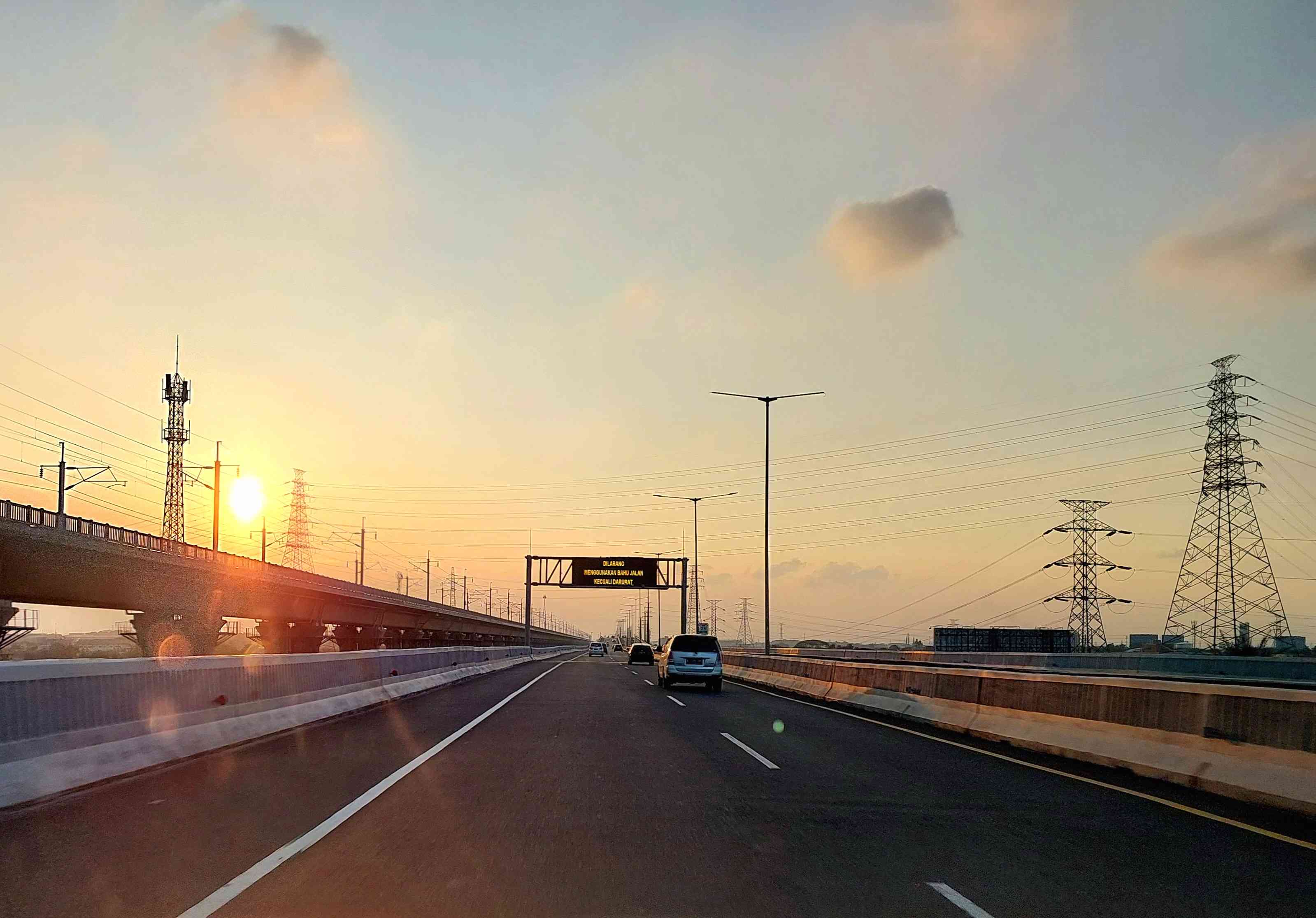 Mengabadikan Senja di Jalan Layang Sheikh Mohammed bin Zayed