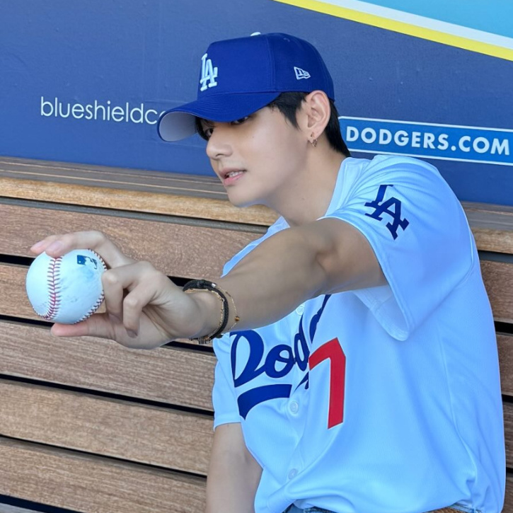 LA Dodgers welcome BTS' V: Kim Taehyung meets Shohei Ohtani, receives ...