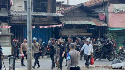 Lurah Manggarai Selatan Dikeroyok Massa Demo DPR, Mobil Dinas Hancur