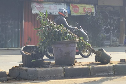 Setelah Demo Malam di Pejompongan: Bau Gas Air Mata Masih Terasa, Puing Rusak