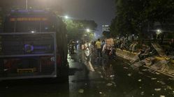 Demo Mahasiswa di DPR Ricuh: Motor Dibakar, Pos Polisi Dirusak, KRL Dialihkan