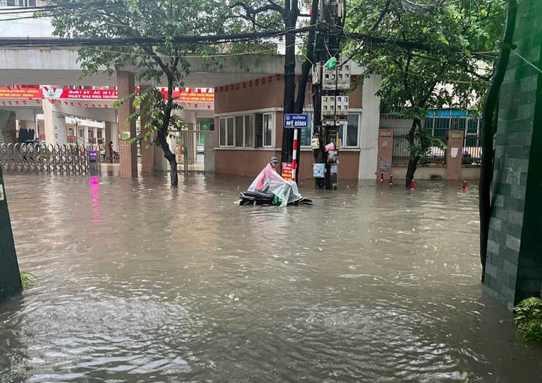 Đường Mỹ Đình ngập tới gần yên xe. Ảnh: Nguyễn Giang