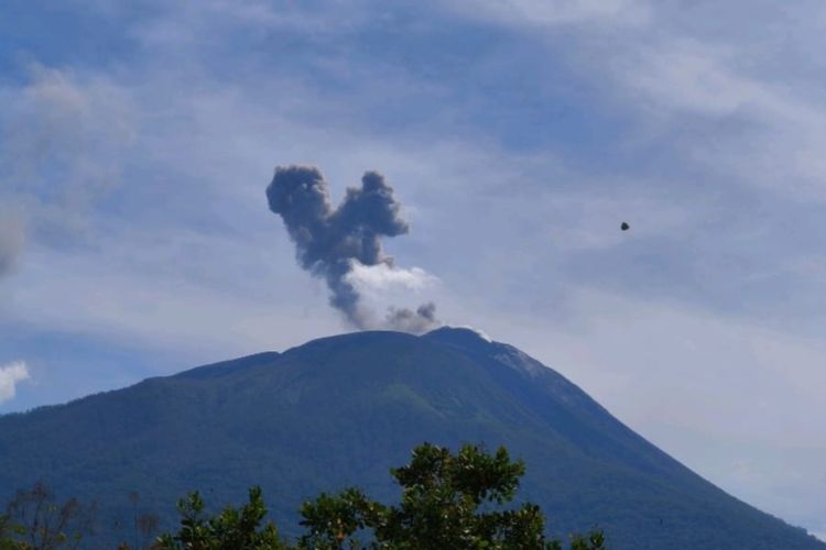 Gunung Ile Lewotolok Meletus, Semburkan Abu 600 Meter