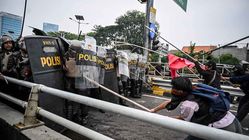 Aksi Unjuk Rasa Ricuh di DPR, Polisi Tembak Gas Air Mata dan Water Cannon
