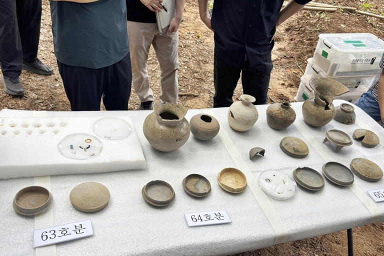 전북 정읍시 은선리와 도계리 고분군에서 최근 발굴된 금제 장신구류와 삼족토기 등 백제계 토기류, 철기류. 정읍시 제공
