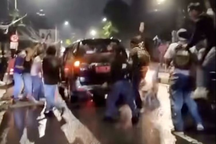 Lurah Manggarai Selatan Dihakimi Massa Demo, Diduga Anggota DPR