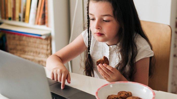 5 Dampak Negatif Anak Terbiasa Makan Sambil Main Gadget