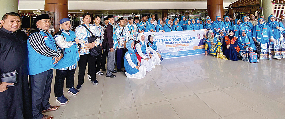 Agustus, Pergi Tour dengan Dua Kelompok Jemaah