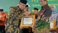 Bupati Bandung Kang DS Dapat Penghargaan Menteri Agama atas Perhatian pada Penyuluh Agama