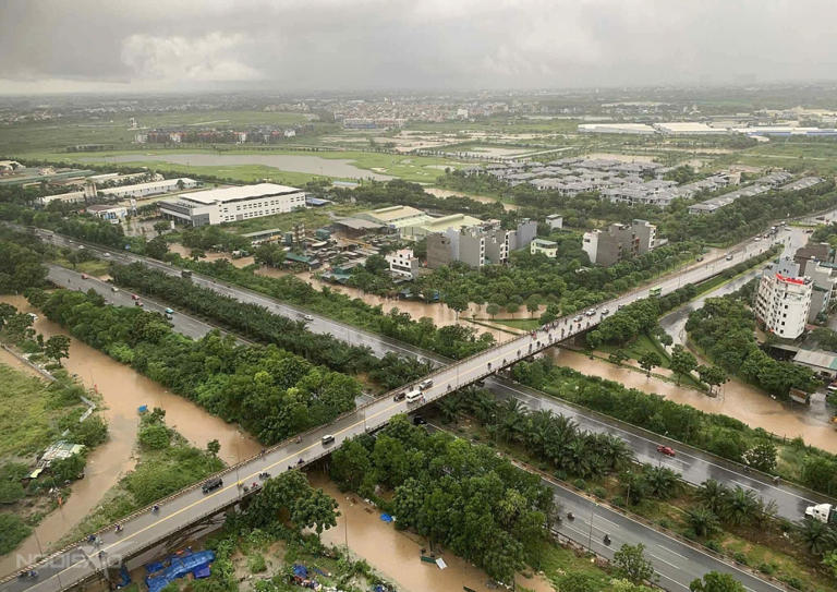 Hai làn đường gom đại lộ Thăng Long ngập sâu từ đêm 25, giao thông gần như tê liệt tại khu vực này. Ảnh: Trần Thảo Nhi