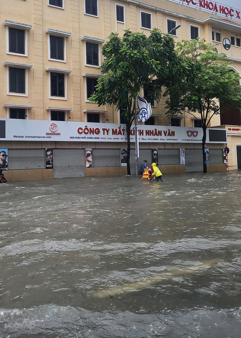 Nước mênh mông đoạn trước trường Đại học Khoa học Xã hội và Nhân văn. Ảnh: Nguyễn Giang