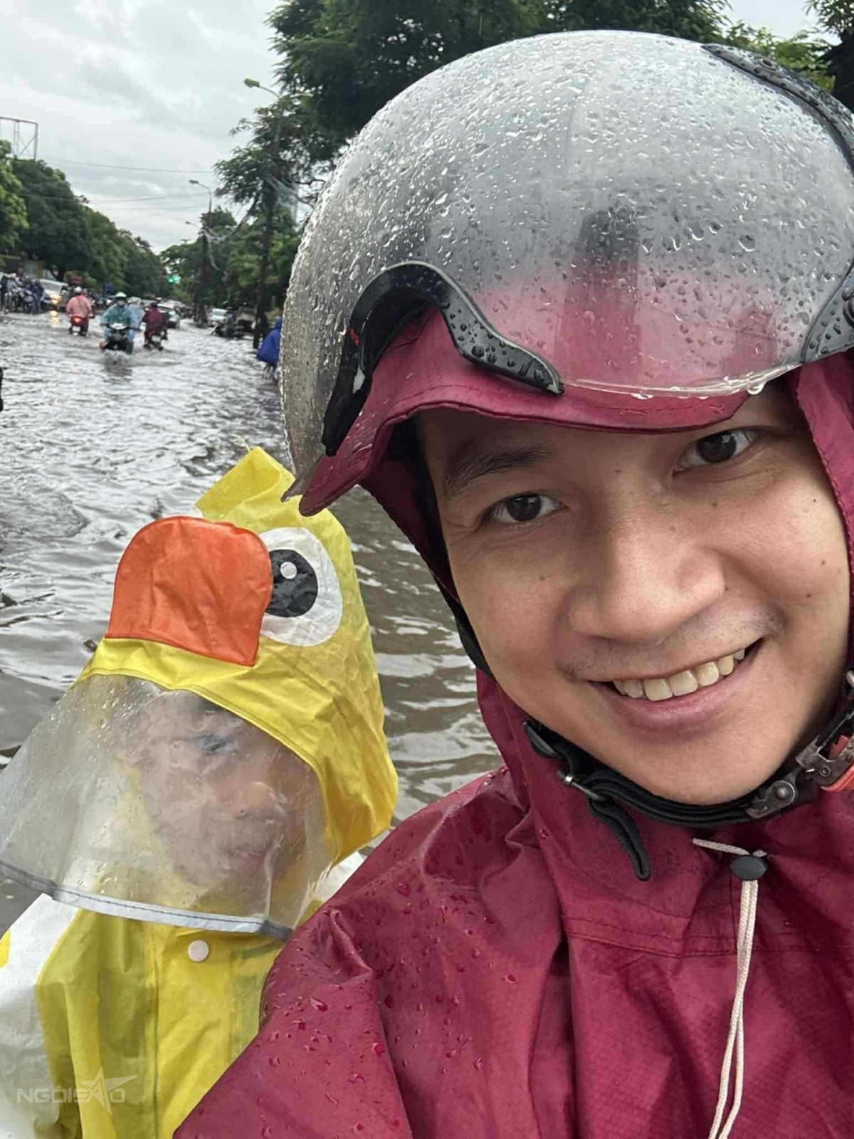 Anh Hướng Bình và con trai.