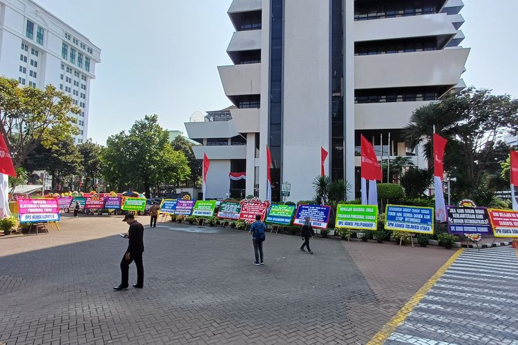 Aksi Kirim 63 Papan Bunga untuk Ulang Tahun ke-63 Menteri Sri Mulyani