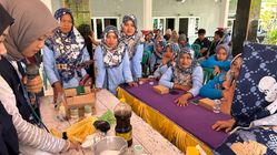 Limbah Minyak Jelantah Jadi Lilin Aromaterapi oleh Mahasiswa KKN UMP