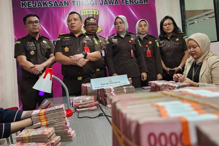 Istri Tersangka Korupsi Kembalikan Rp6,5 Miliar ke Kejati Jateng