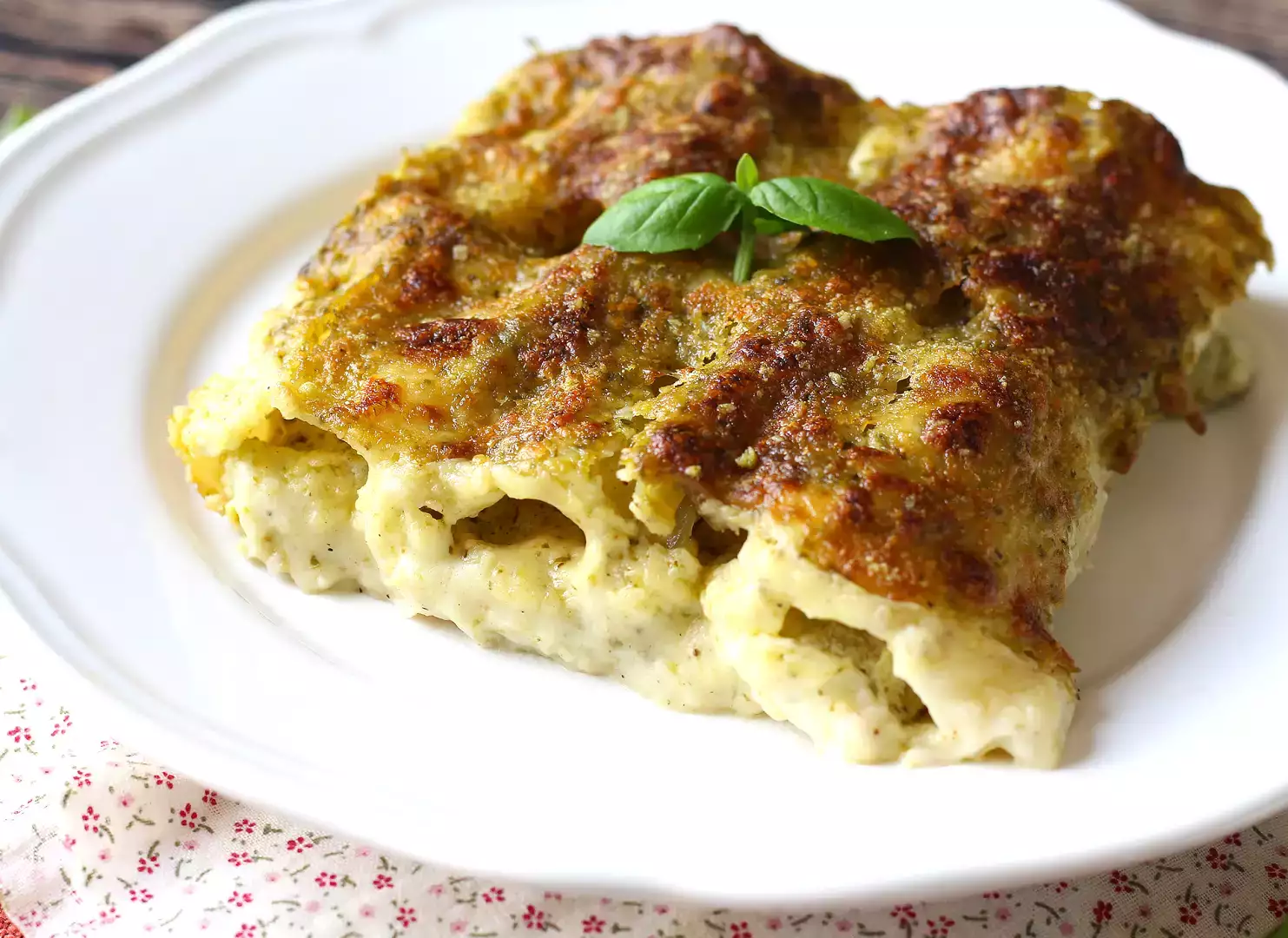 Überbackene cannelloni mit cremigem pesto: das einfache und leckere rezept