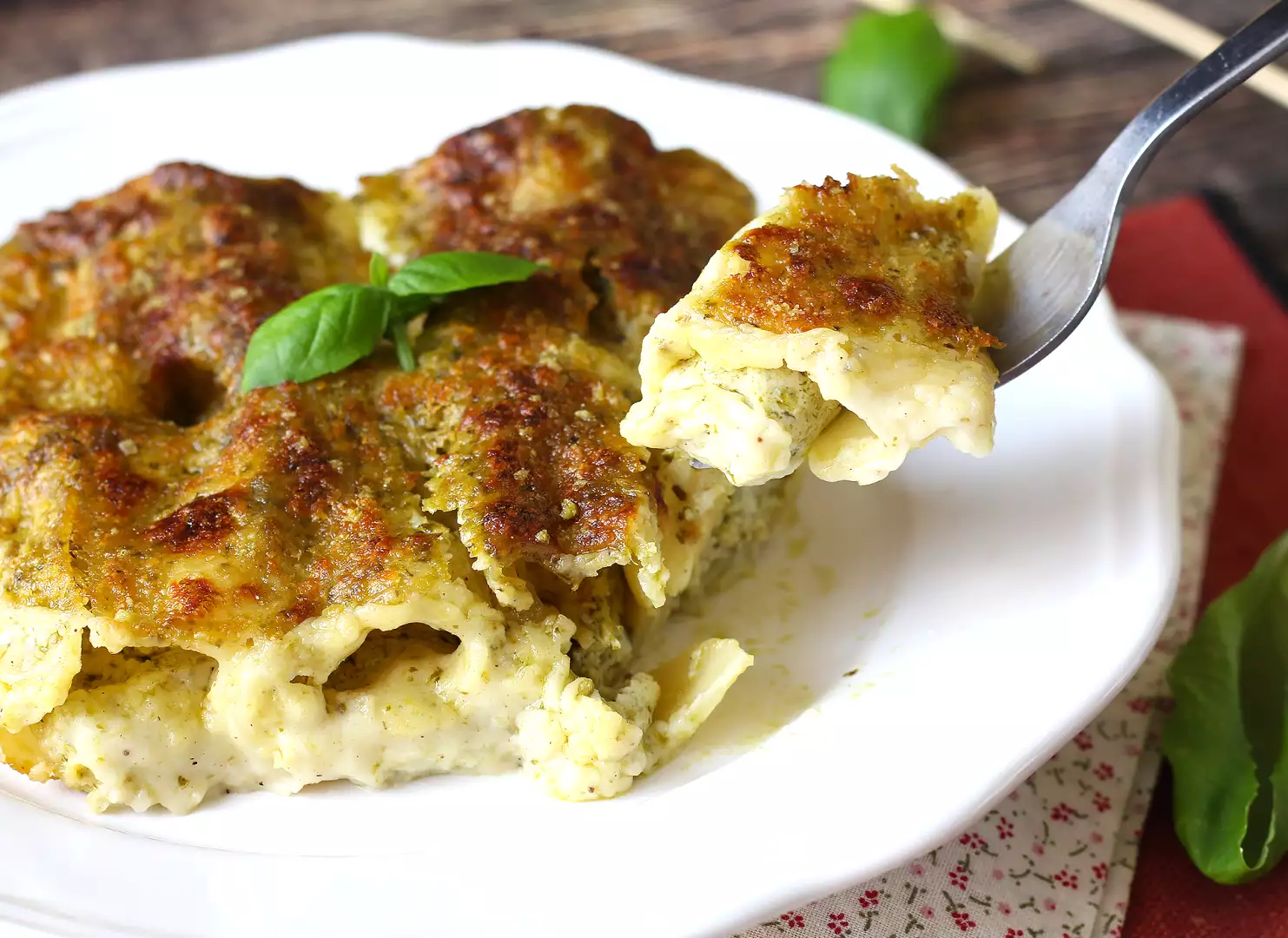 Überbackene cannelloni mit cremigem pesto: das einfache und leckere rezept