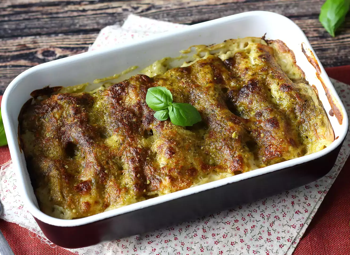 Überbackene cannelloni mit cremigem pesto: das einfache und leckere rezept