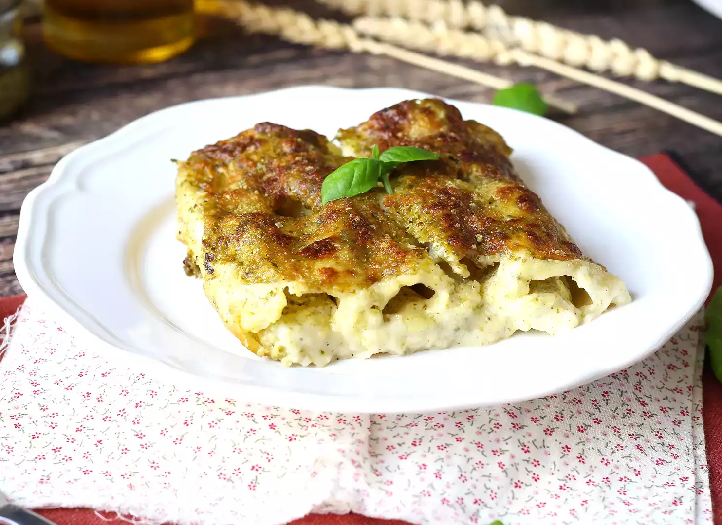 Überbackene cannelloni mit cremigem pesto: das einfache und leckere rezept
