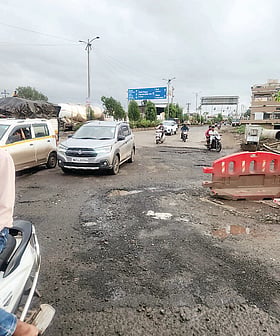 Potholes on Dehu-Alandi Road: तीर्थक्षेत्र मार्गावरील मोई फाट्याची दुरवस्था