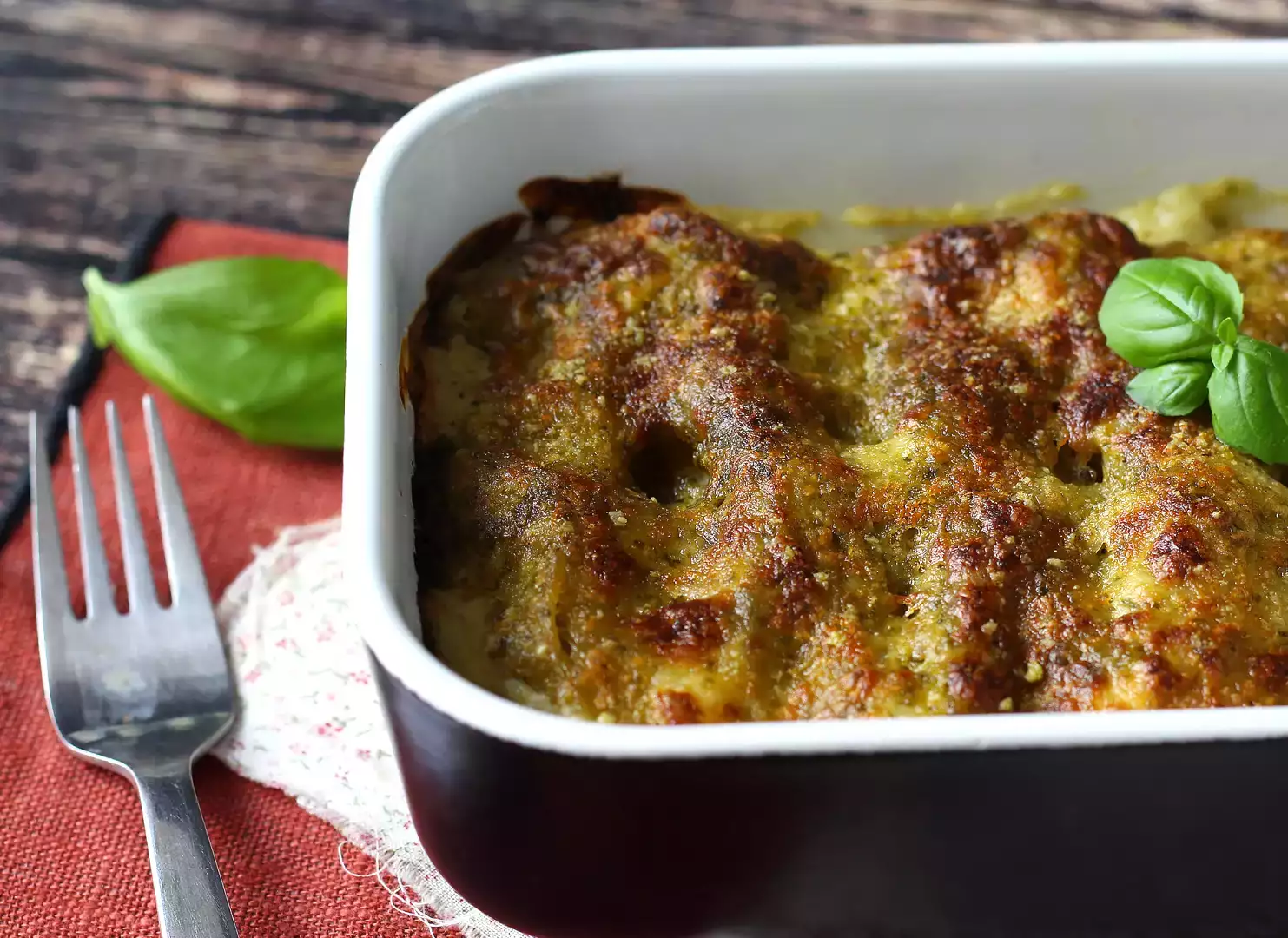 Überbackene cannelloni mit cremigem pesto: das einfache und leckere rezept