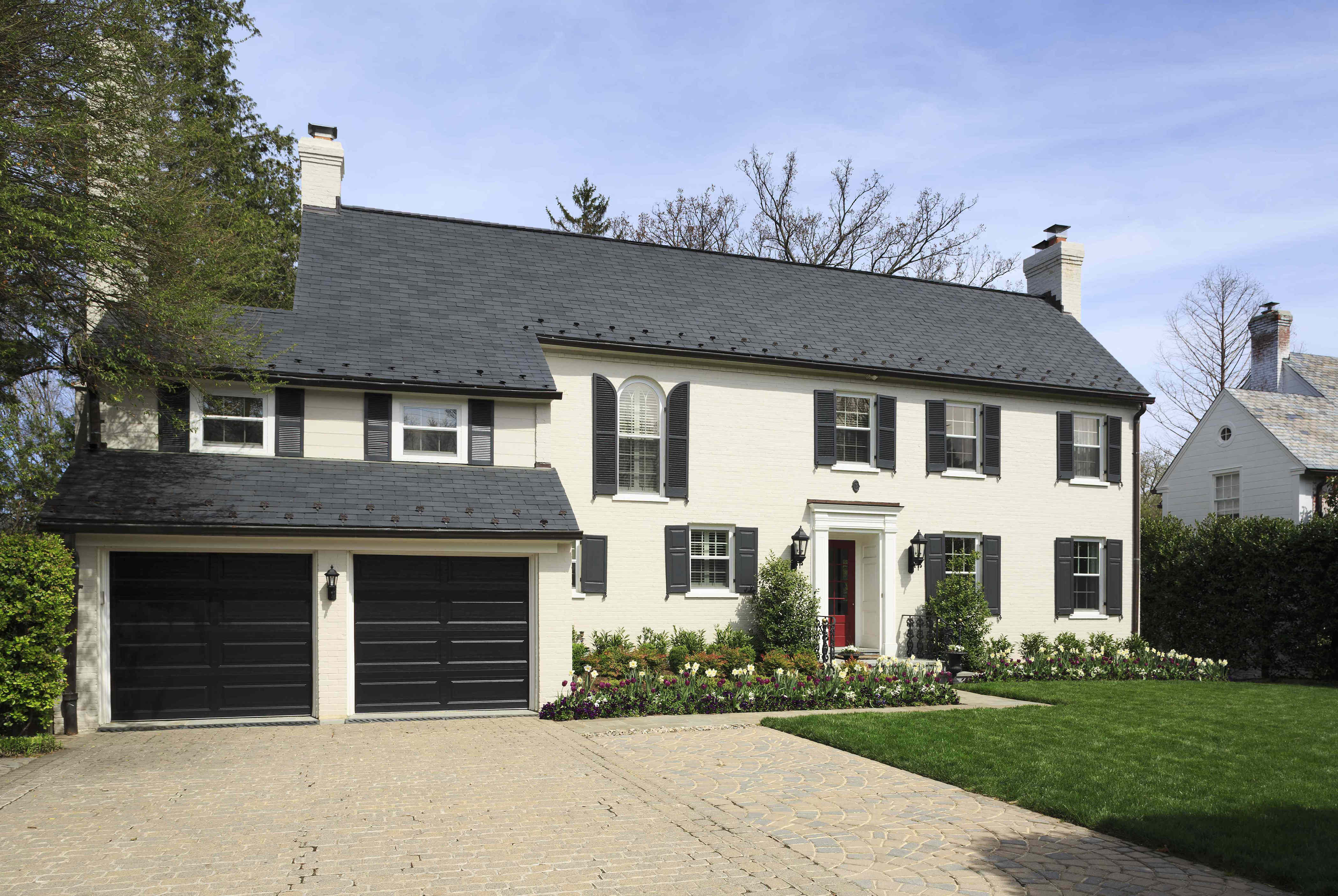 5 Outdated Home Exteriors That Are Suddenly Back in Style, According to ...