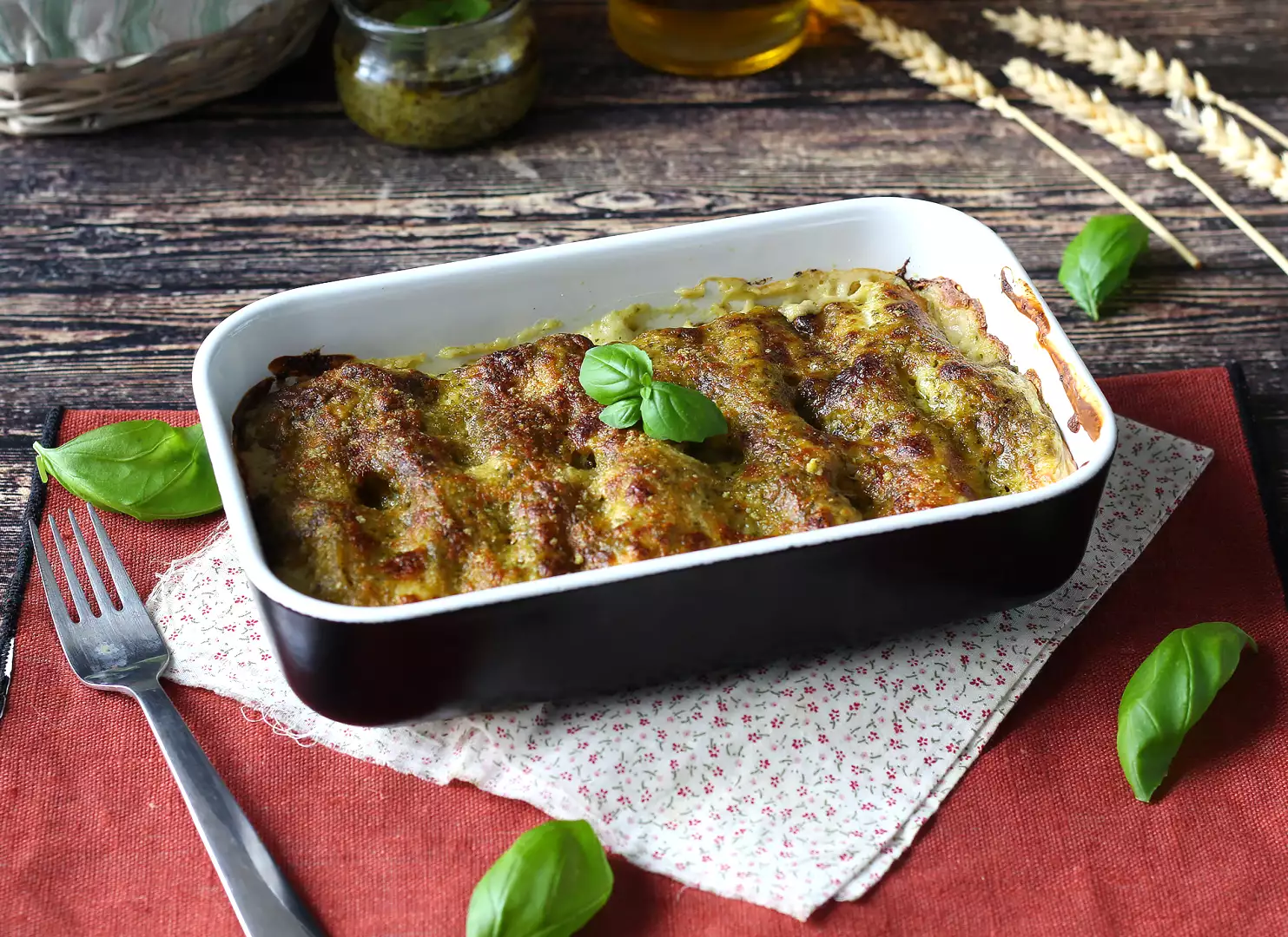 Überbackene cannelloni mit cremigem pesto: das einfache und leckere rezept