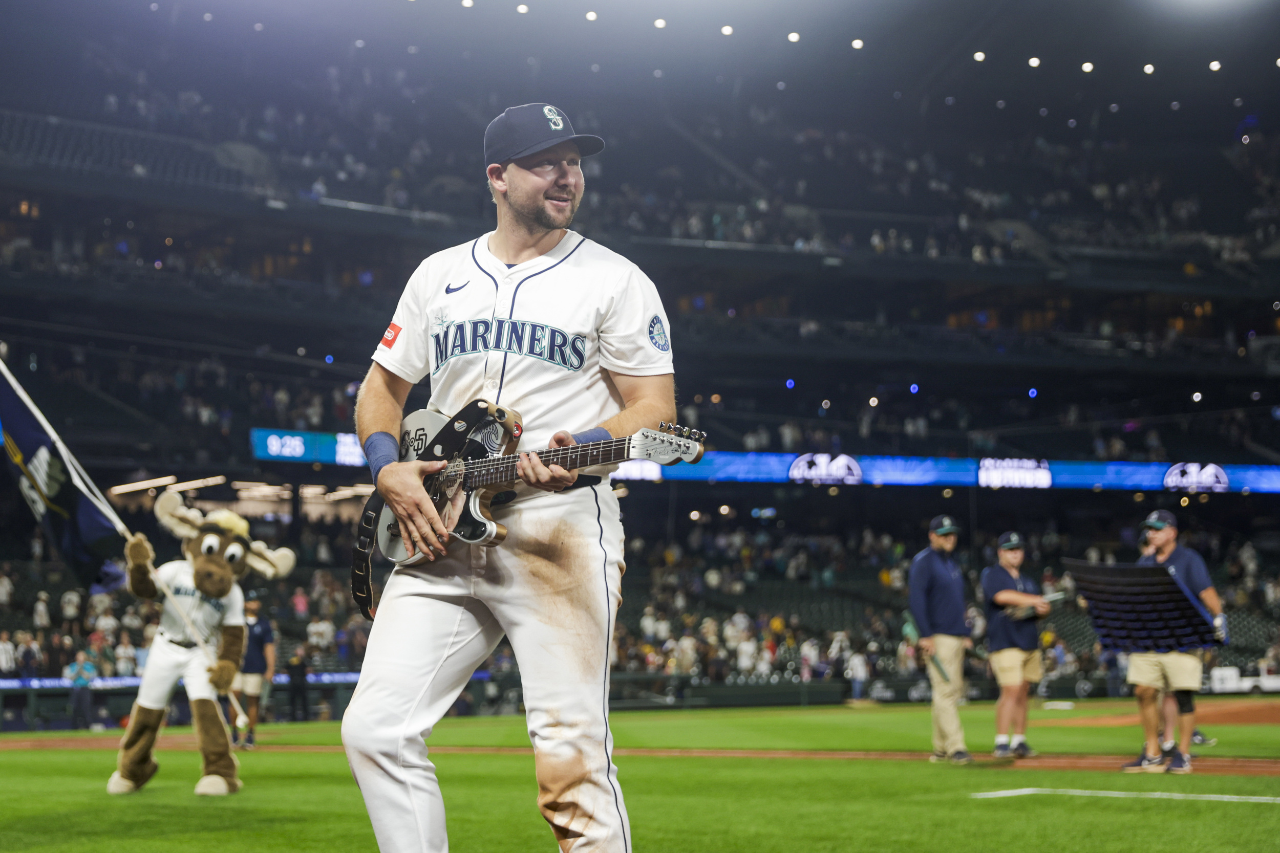Cal Raleigh had great quote after joining 50-home-run club