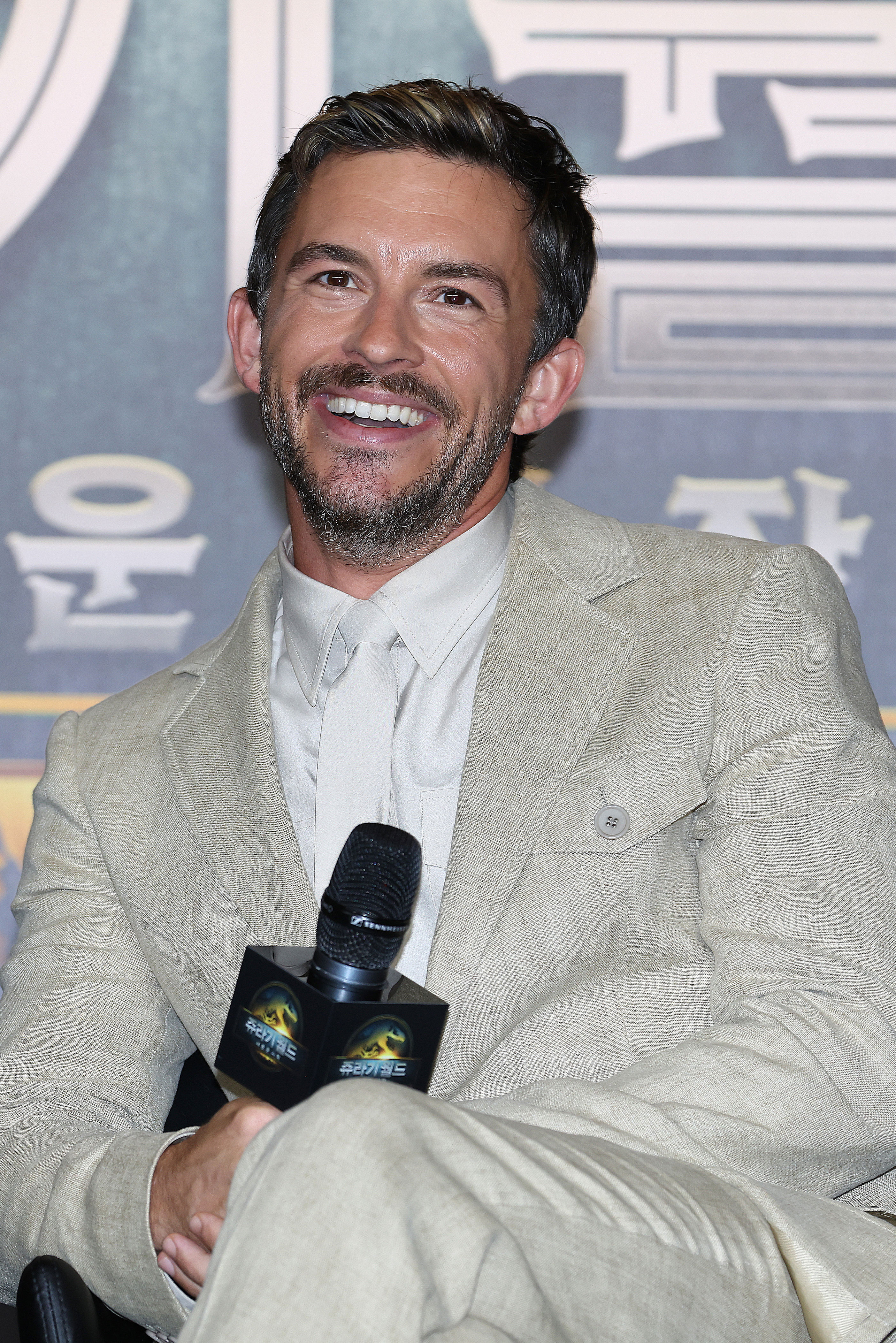 Scarlett Johansson, Jonathan Bailey tease fans with another intimate