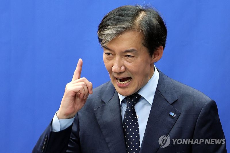 조국 “자숙하는 게 정치인 조국의 역할은 아니라고 생각”