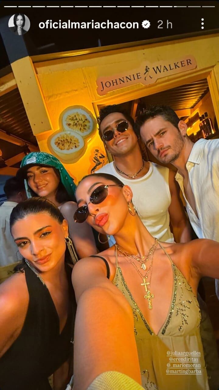 El maquillaje playero de María Chacón complementó su outfit y sus accesorios dorados. Foto: Instagram @oficialmariachacon