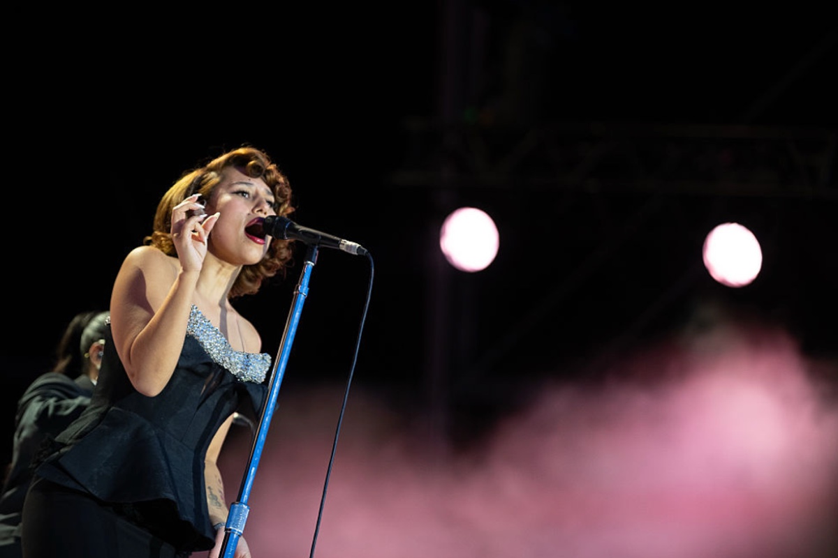 R&B Singer-Songwriter Stops Concert After Fan Collapses