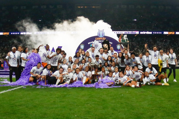 O Corinthians tem que acabar com o time feminino