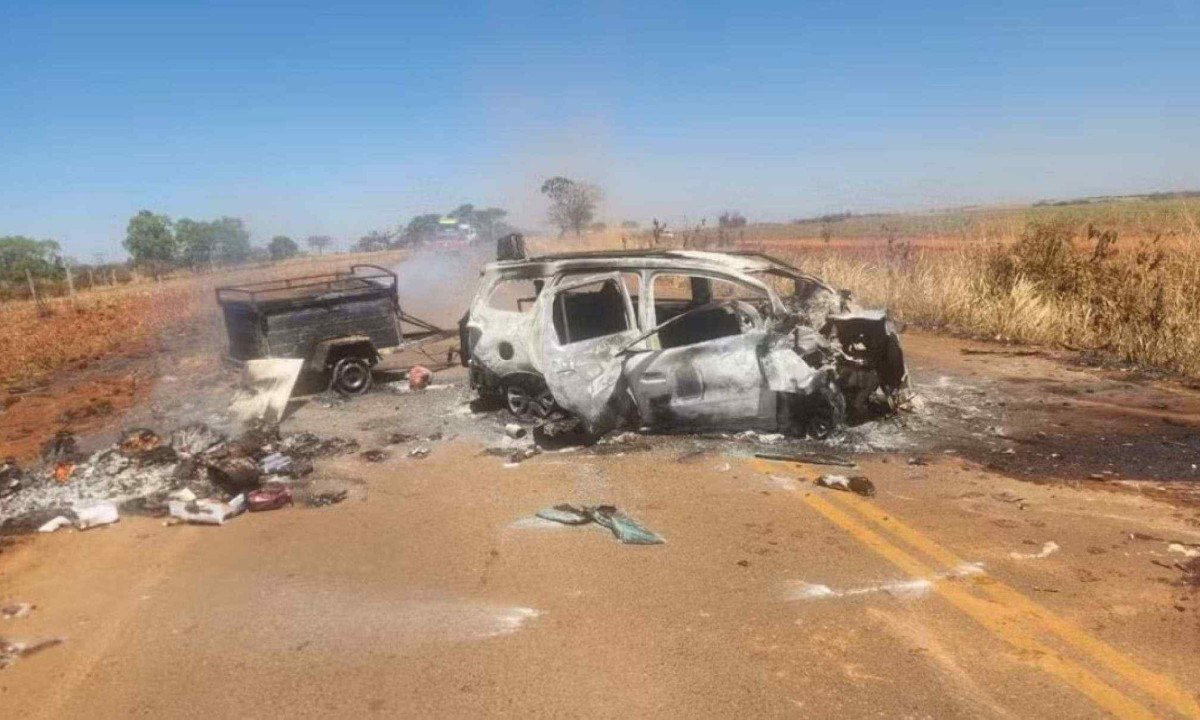 Batida entre carro e caminhonete deixa mortos e feridos
