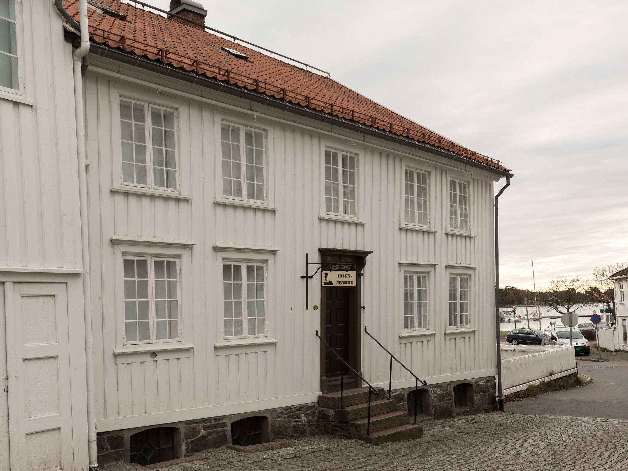 Henrik-Ibsen-Museum in der Henrik-Ibsens-Gate 14 in Grimstad: Hier arbeitete Henrik Ibsen als Apothekergehilfe und schrieb sein erstes Theaterstück. Quelle: IMAGO / Depositphotos