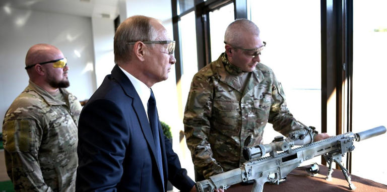 Putin builds 'parallel army' to protect himself, defense expert warns