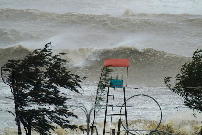 Sekurangnya delapan orang tewas setelah hujan deras menyebabkan banjir dan tanah longsor di Asia Ten