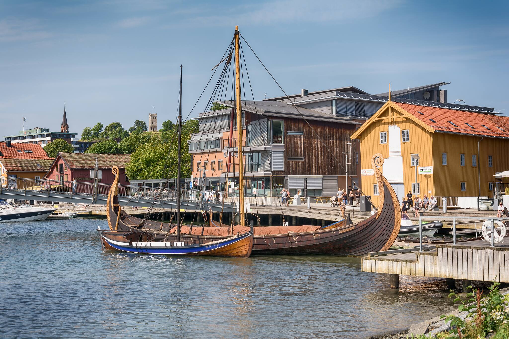 Im Hafen von Tønsberg liegt die „Saga Oseberg“, eine detailgetreue Rekonstruktion des berühmten „Oseberg“-Wikingerschiffs. Quelle: IMAGO / Dreamstime