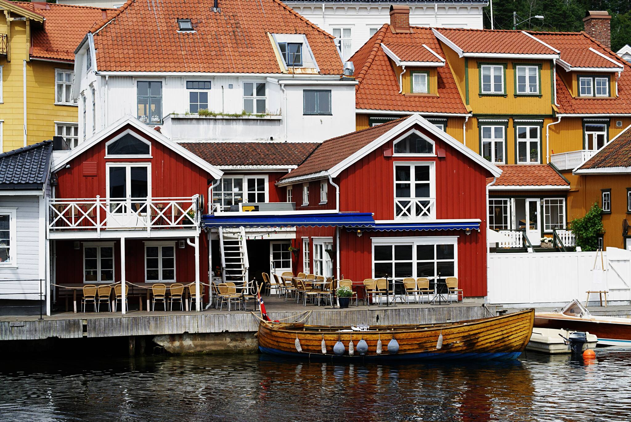 Typische norwegische Architektur zeichnet das Stadtbild von Kragerø aus. Quelle: IMAGO / Wirestock