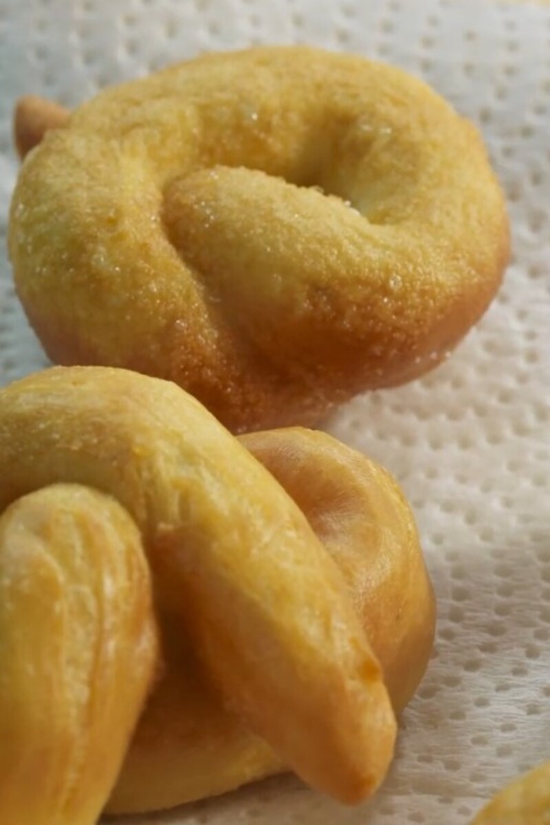 Goldene Lagunenbrezeln mit Zitrone und Thymian