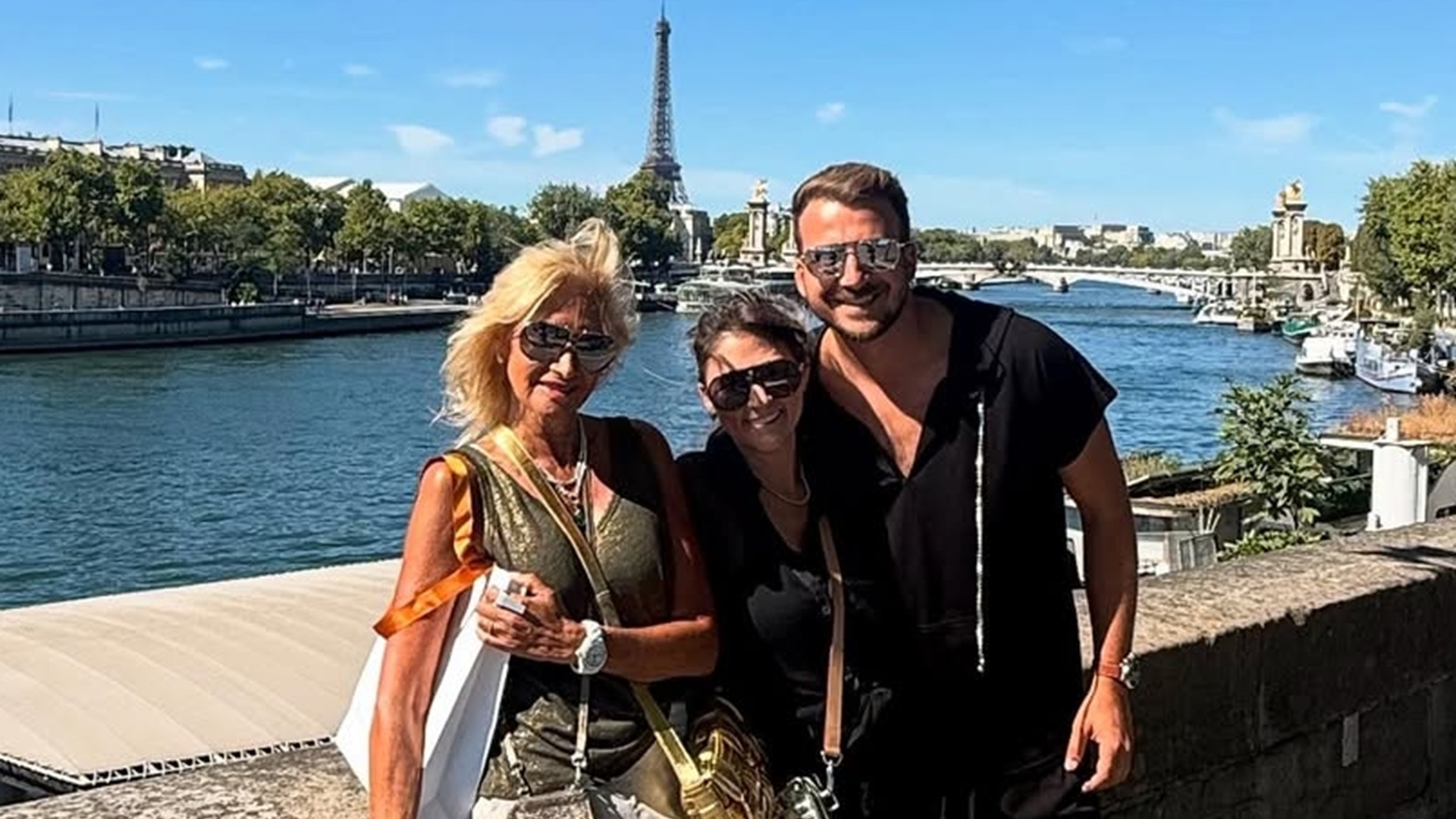 Adela Micha se aleja de la polémica y viaja a Europa con su hija y su yerno