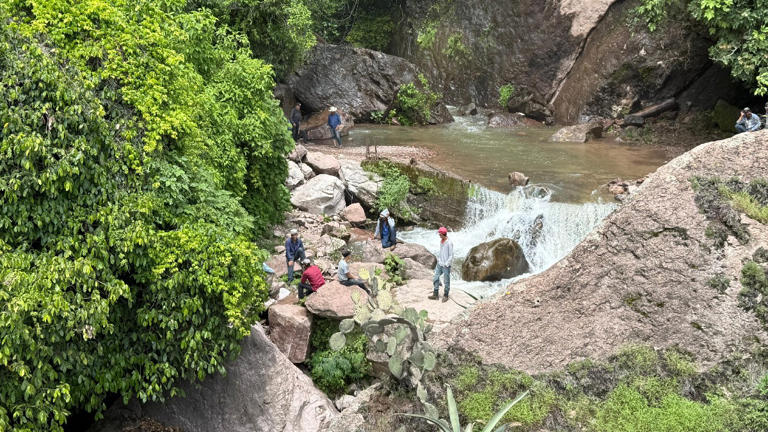 La Coordinación Estatal de Protección Civil activó de inmediato un operativo de rescate por aire y tierra.