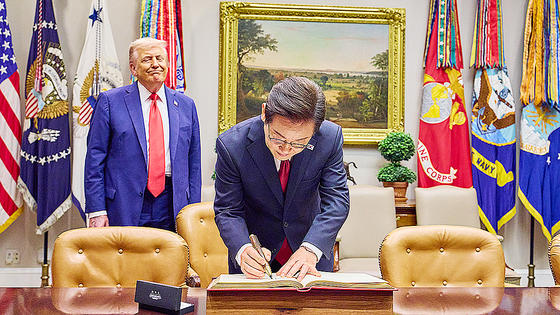 이재명 대통령이 25일(현지시간) 미국 워싱턴DC 백악관에서 방명록을 작성하고 있다. 지켜보던 도널드 트럼프 미국 대통령이 펜에 관심을 보이자 이 대통령이 즉석에서 선물했다. 대통령실사진기자단