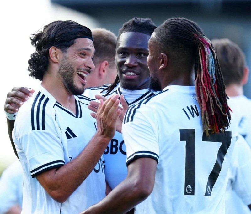 Tras su destacada actuación con la Selección Mexicana en la Fecha FIFA, el delantero mexicano tuvo un amargo regreso a su club, jugando apenas 12 minutos en la victoria ante el Leeds United.