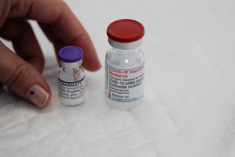 ８月２７日、米食品医薬品局（ＦＤＡ）は、新型コロナウイルスワクチンの接種を６５歳以上の全ての人々を対象に承認する一方、６５歳未満については健康リスクのある人に限定した。写真は新型コロナウイルスワクチンのバイアル。スペイン・ロンダの医療施設で２０２１年１１月撮影（２０２５年　ロイター/Jon Nazca）