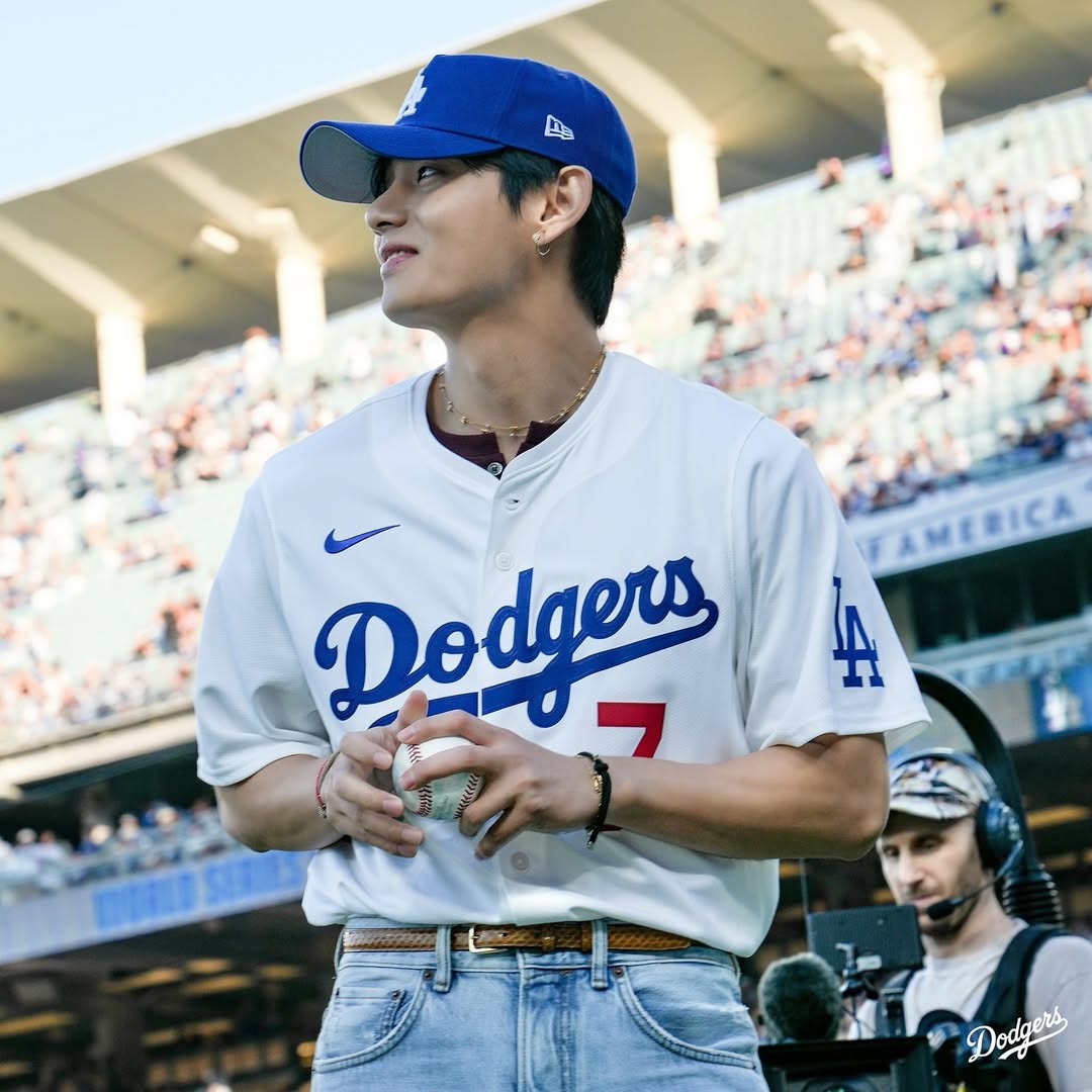 フォト】「勝利の妖精」になったBTSのV、野球のユニフォームも